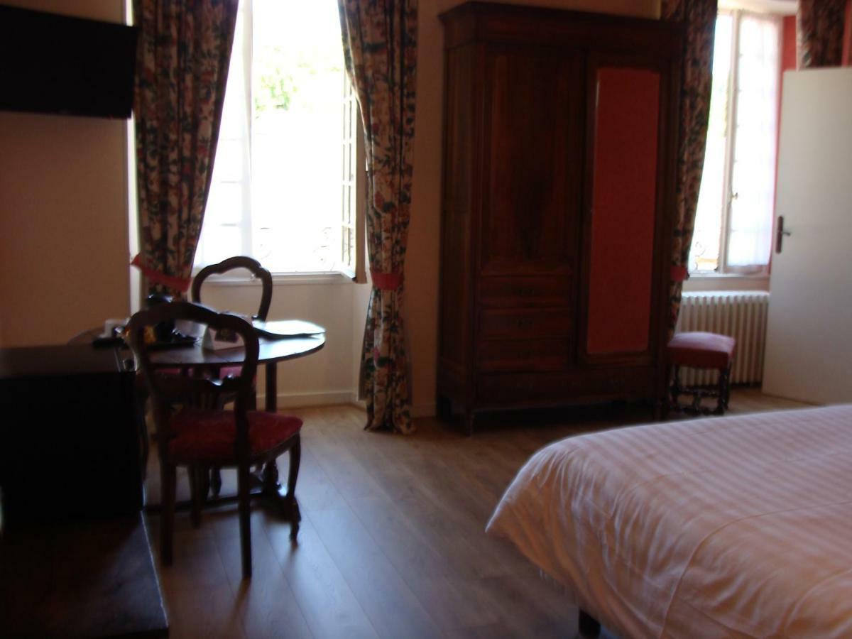 Logis La Gamade Hotell Donzenac Exteriör bild