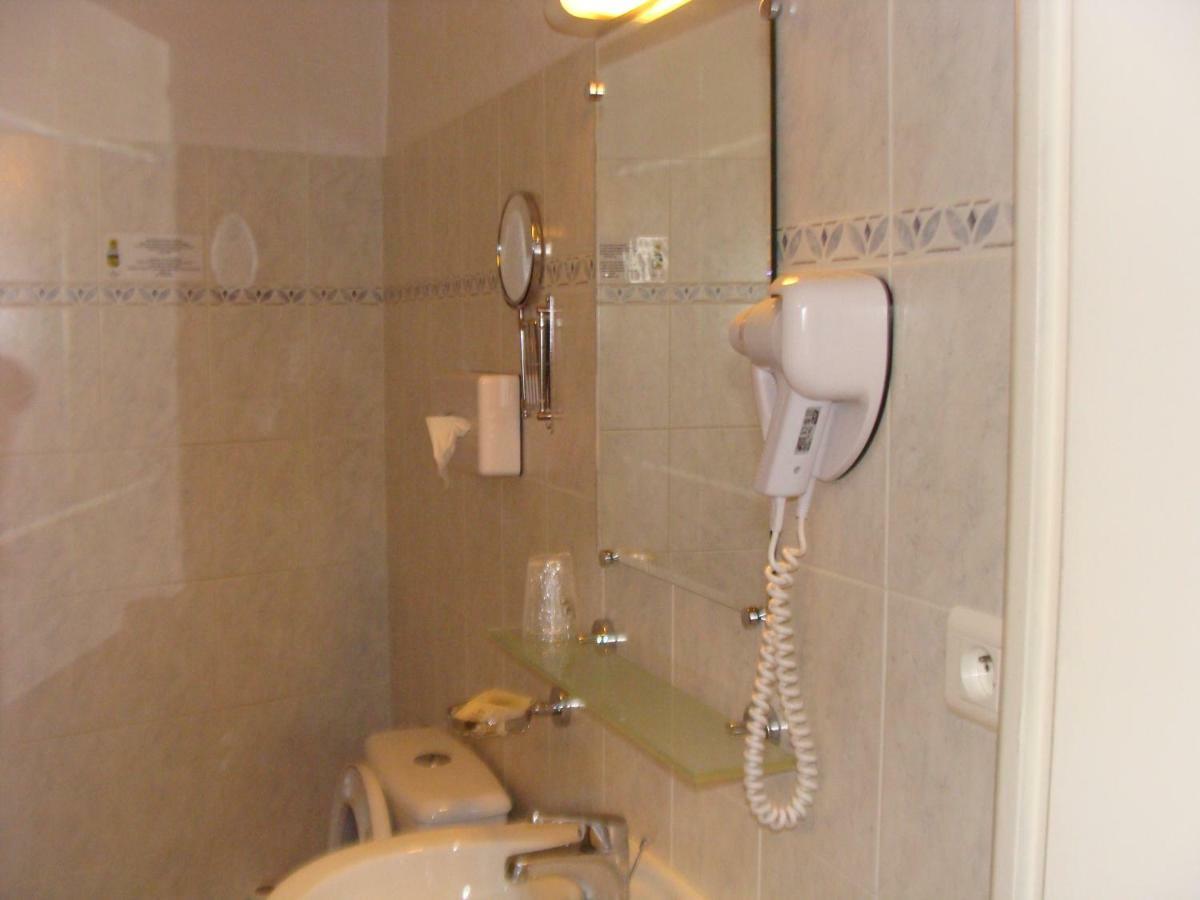 Logis La Gamade Hotell Donzenac Exteriör bild