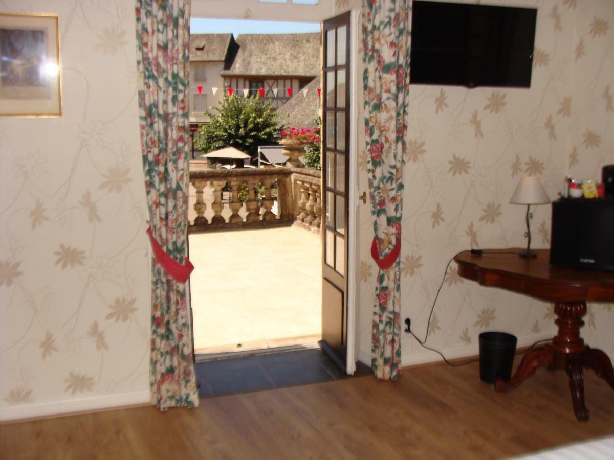 Logis La Gamade Hotell Donzenac Exteriör bild